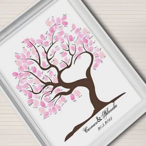 Árbol de huellas con doce colores