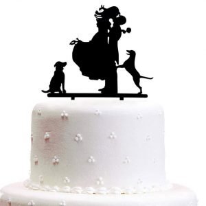 Silueta de pareja con perros